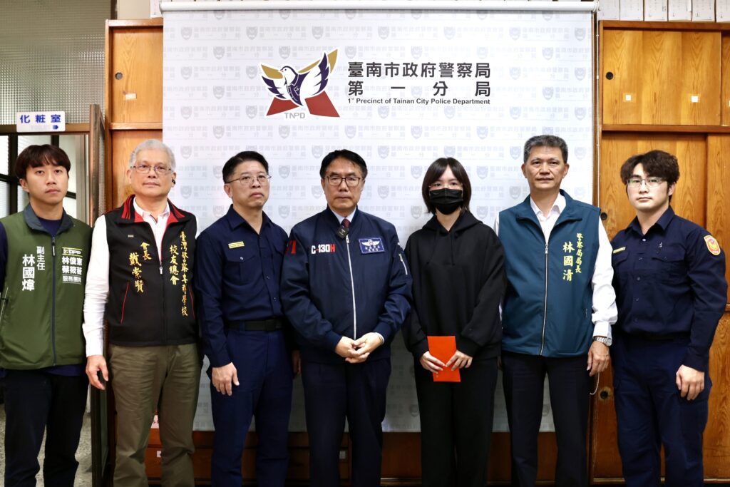 黃偉哲親慰遭斧頭砍傷員警　支持警察安心執勤