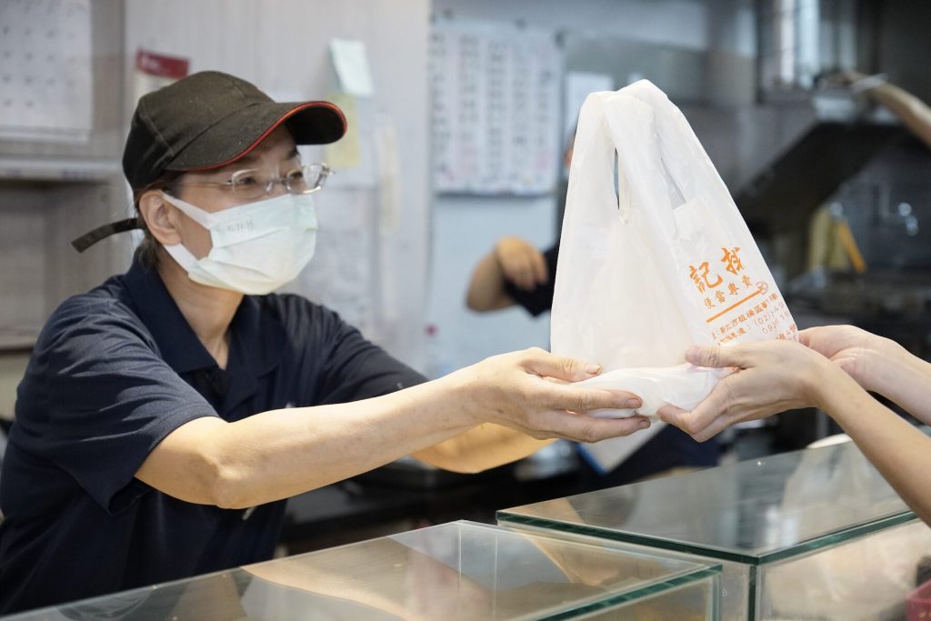 新北社會局「待用餐計畫」獲政府服務獎！侯友宜親自獻獎：讓溫飽成為最溫暖的支持