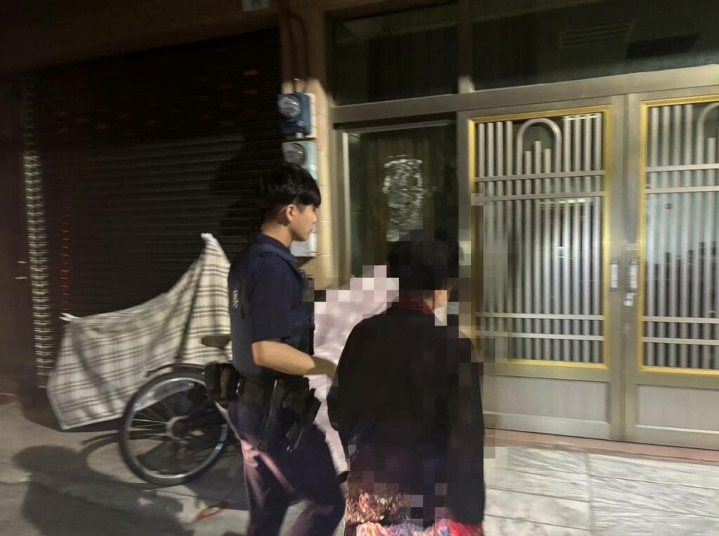 深夜買藥迷途路中　路竹警協助護送返家