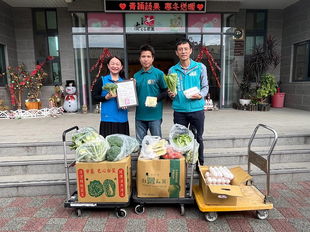 嘉義青創公司回饋社會　「青穎蔬果」送菜傳愛