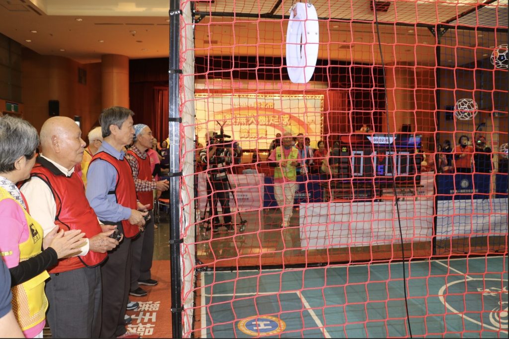 當無人機遇上銀髮族！新北首屆青銀足球錦標賽     科技魅力讓 6 成長輩「男」得心動