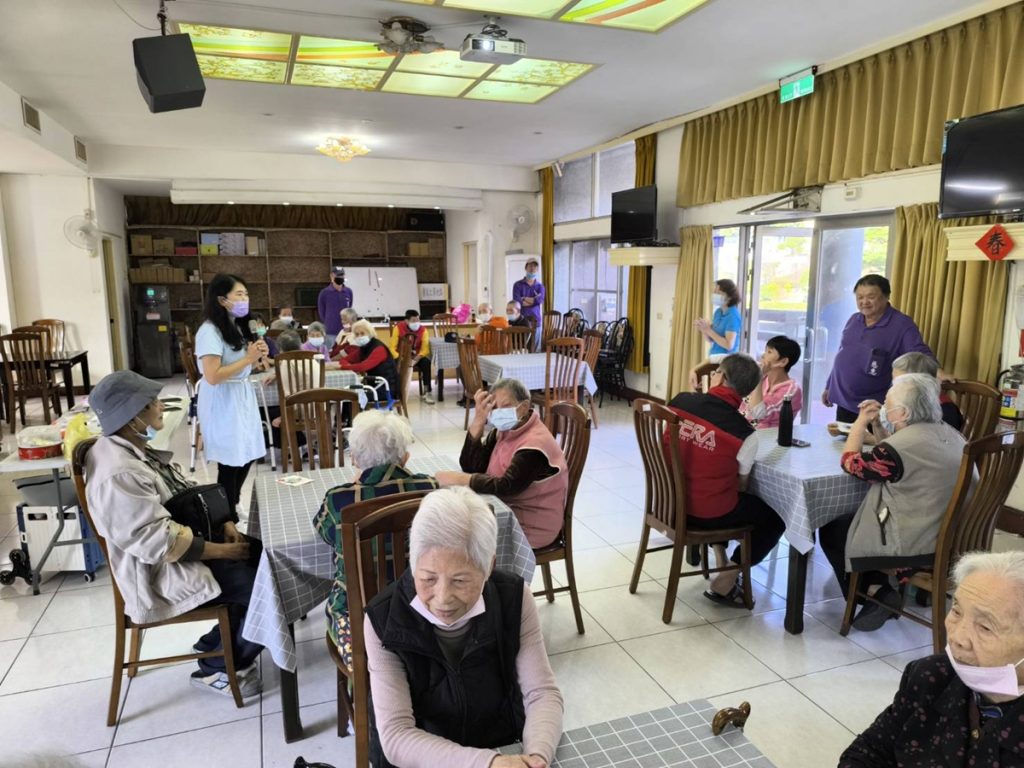 榮家住民參與非藥物治療活動   手作聖誕祝福禮盒花卡感受節慶