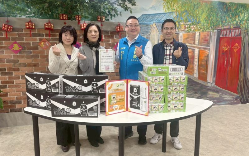 暖心送愛長者     戴錫欽辦公室主任訪紅心字會為長輩送暖補充營養