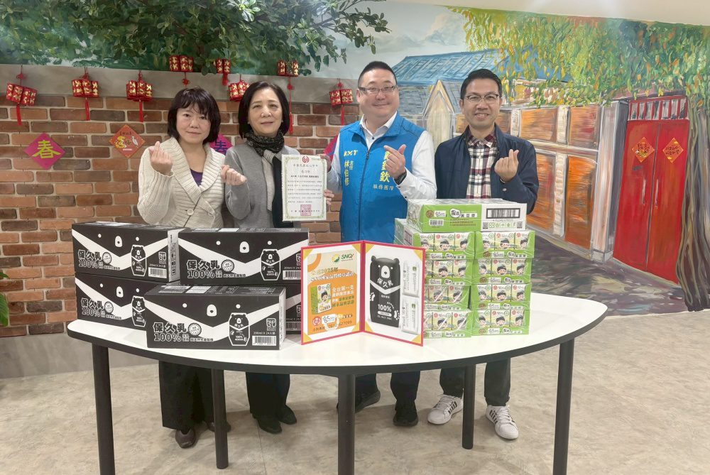 暖心送愛長者     戴錫欽辦公室主任訪紅心字會為長輩送暖補充營養