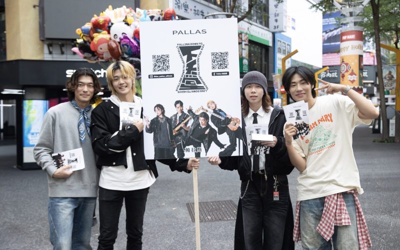 帕拉斯 PALLAS 師奶殺手潛力股 賣專輯被婆媽包圍合照簽名樣樣來