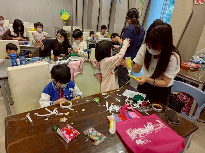 港灣新聞網／高市圖小港分館「一個不能沒有禮物的日子」歡慶聖誕　親子同樂活動超暖心