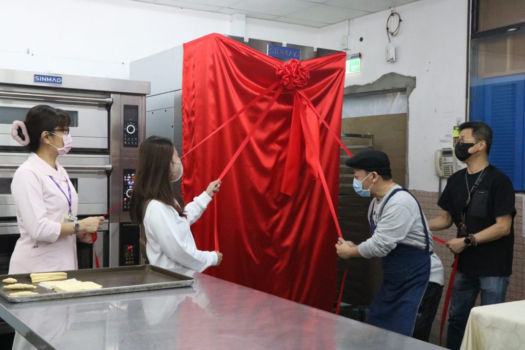 事業有成回饋故里  送電烤爐助愛工坊