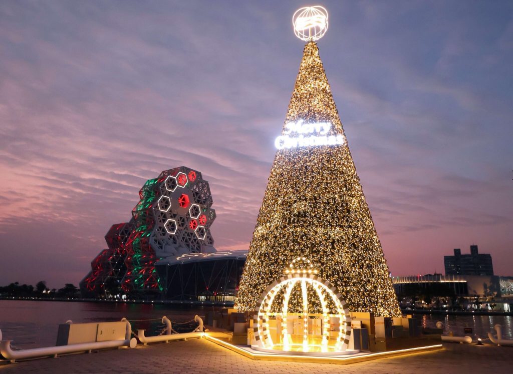 倒數進入2026 　高雄四大百貨、五星飯店加碼應援　高流聖誕地標「金勾TREE」 　一張聖誕樹合照玩遍高雄享優惠　 12月24、25日高流「聖誕趴」驚喜預告雪花泡泡秀