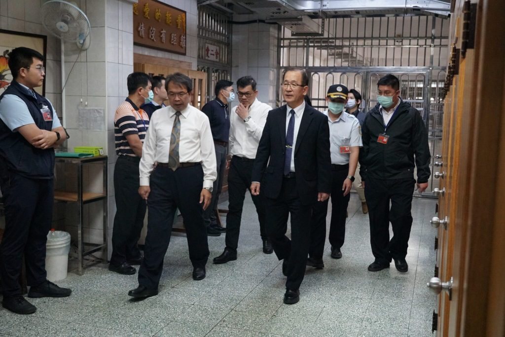 矯正署長訪視高二監，送上蘋果祝福平安！  高層訪視與基層心聲之間的距離？