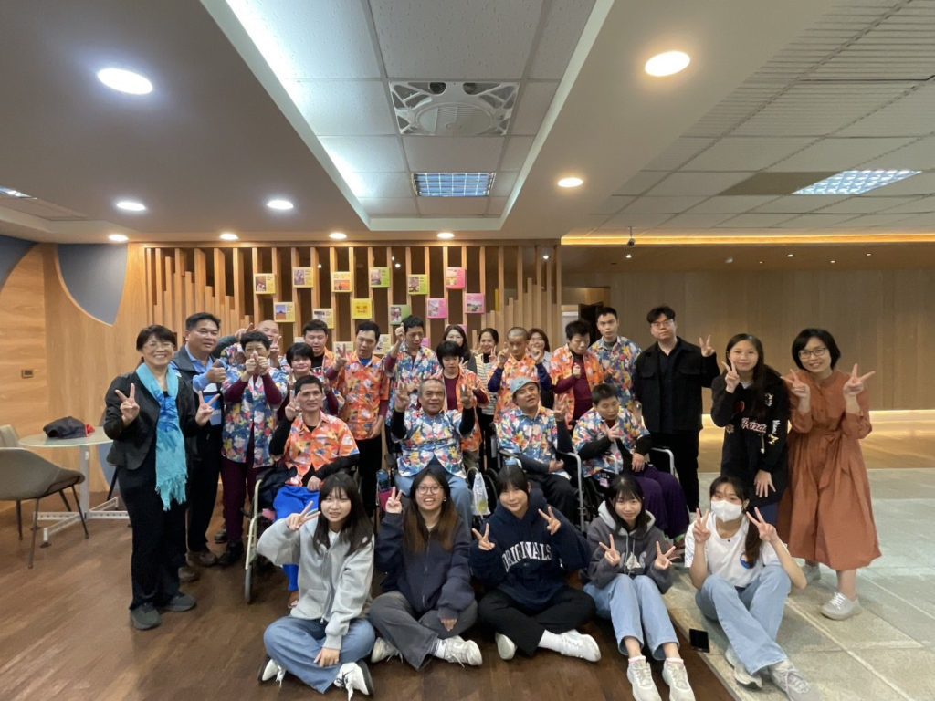 把尊嚴與溫暖畫在一起：屏科大社工系「精迦就歡喜．藝起來繪情」藝術展開幕