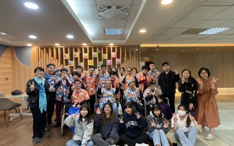 把尊嚴與溫暖畫在一起：屏科大社工系「精迦就歡喜．藝起來繪情」藝術展開幕