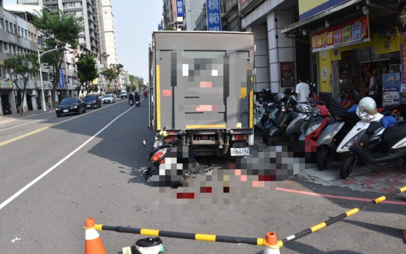 高雄巡佐查案     路口自撞違停貨車亡