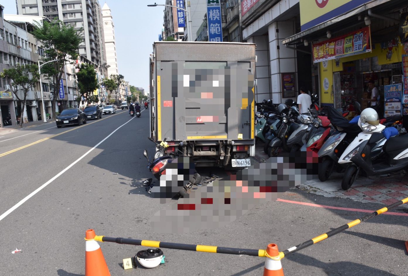 高雄巡佐查案     路口自撞違停貨車亡