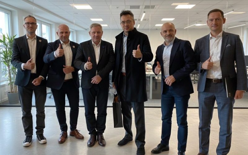 從台灣到歐洲戰場，無人機產業的新試煉 銘旺科技獲邀赴烏克蘭實測，台灣「非紅供應鏈」走向國際前線