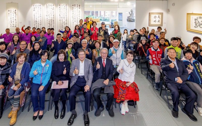 張炳煌書法暨e筆 + AI動畫作品展 簡文秀高歌按讚！