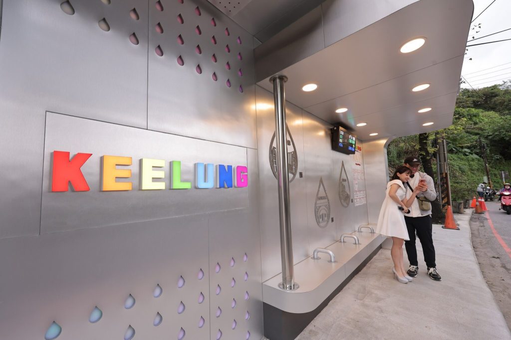 協力候車亭再+1　基隆在地企業設計特色浴室不銹鋼候車亭