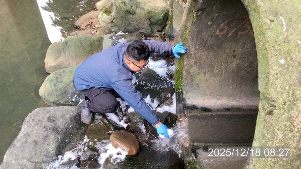 暖暖溪赫見白色泡沫　環保局急布攔油索避免污染物逸散