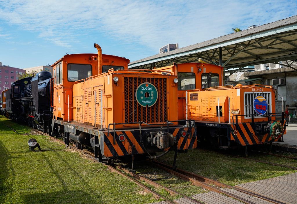 310KM重生與展望　哈瑪星鐵道文化園區鐵道展示再加一 　 DL-2003號貨車移動機　運抵舊打狗驛故事館