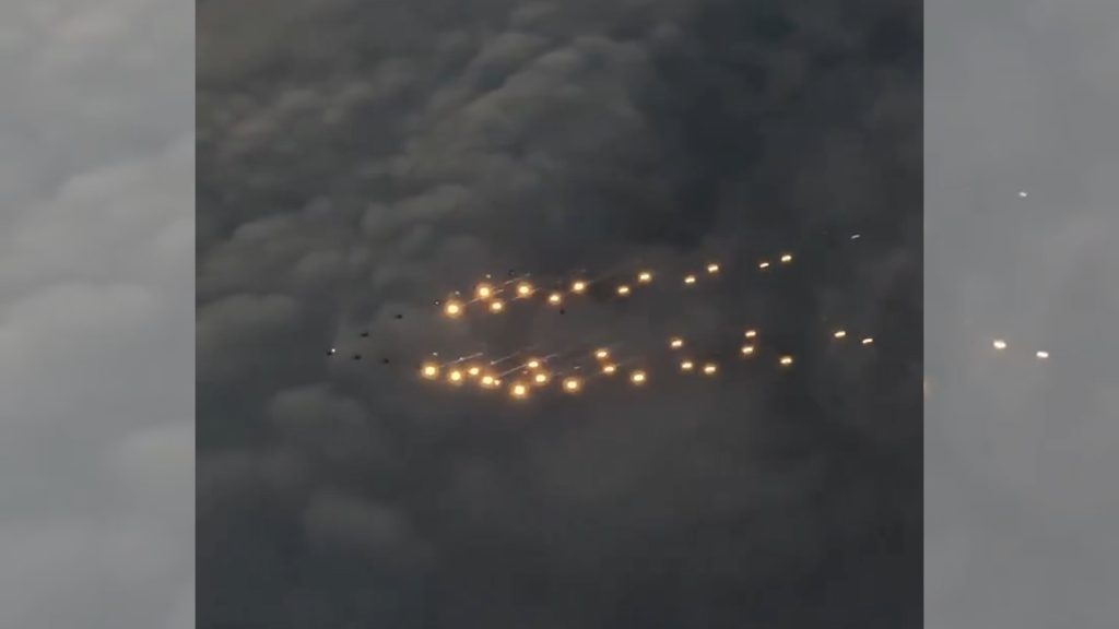 影音/迎接聖誕節 北歐空軍舉行聖誕樹飛行表演