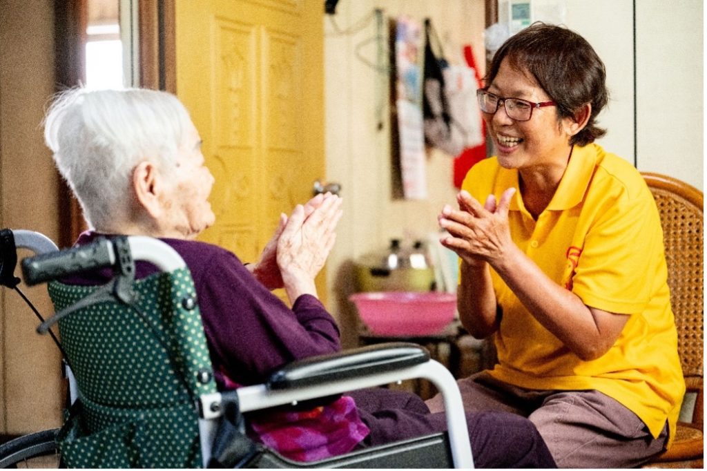 你買我捐！juliArt 覺亞推「洸影玫瑰系列」公益組合 再攜手「介惠基金會」盼為偏鄉女性點亮柔光