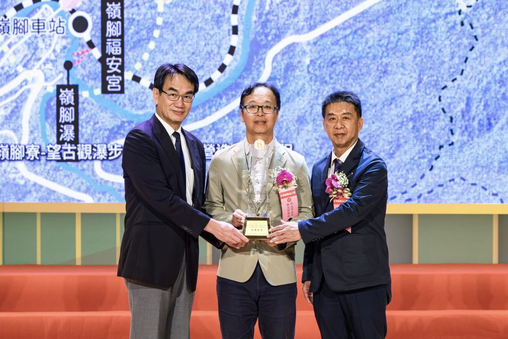 新北觀旅局奪金石獎雙項殊榮     展現空間轉型實力     於市政會議呈獻獎盃