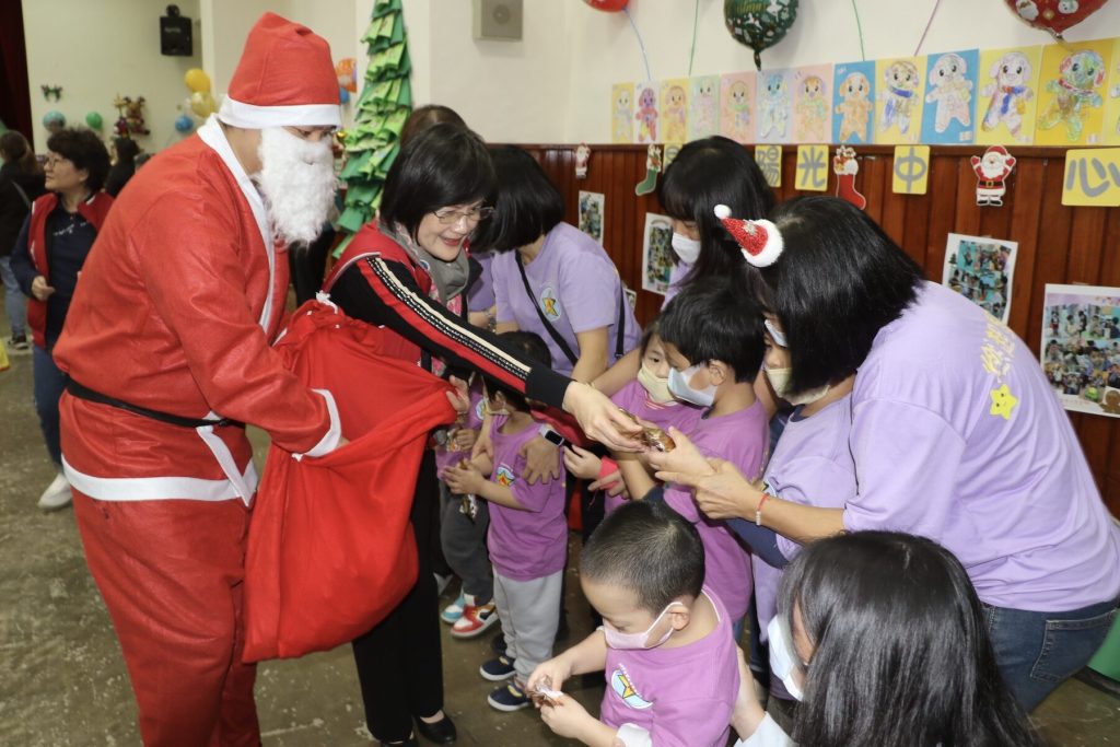 紅衣公公現身三重     星兒「秒起立」接禮物     溫馨星宴融化爸媽心