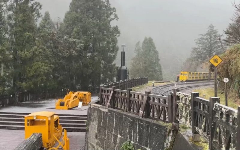 影音/大陸冷氣團持續影響 太平山下冰霰