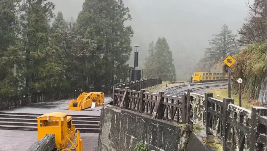 影音/大陸冷氣團持續影響 太平山下冰霰