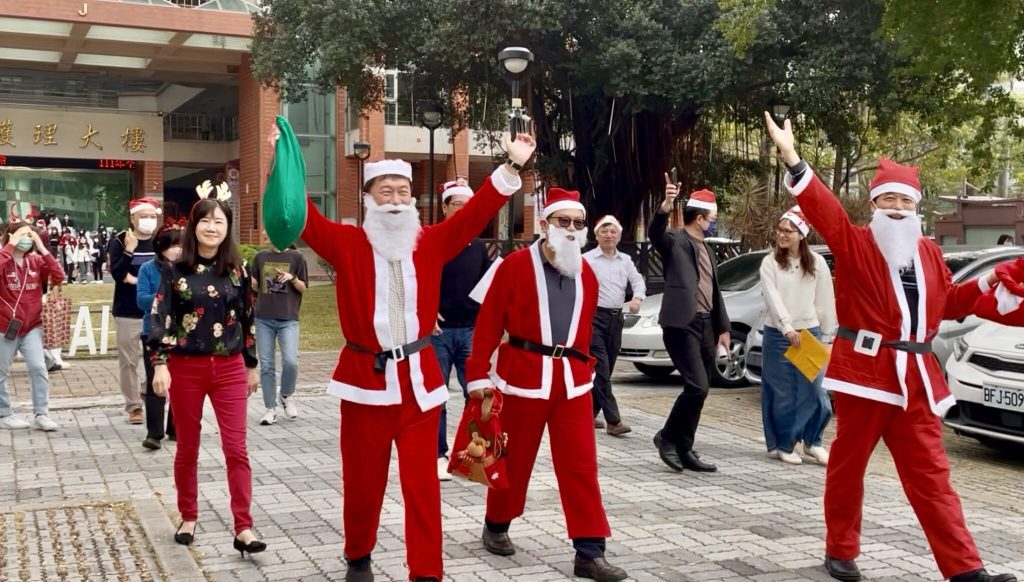迎接聖誕節到來 中華醫大舉辦聖誕驚喜快閃活動