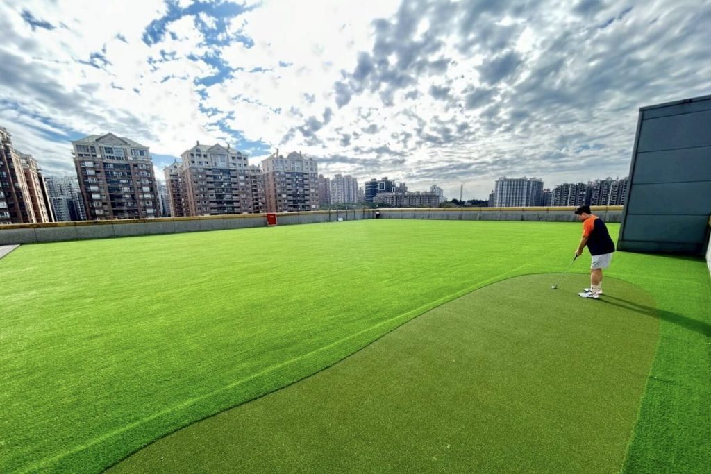 淡水運動中心 1/5 煥新回歸     頂樓「戶外高球推桿場」亮相     試營運一週免費體驗