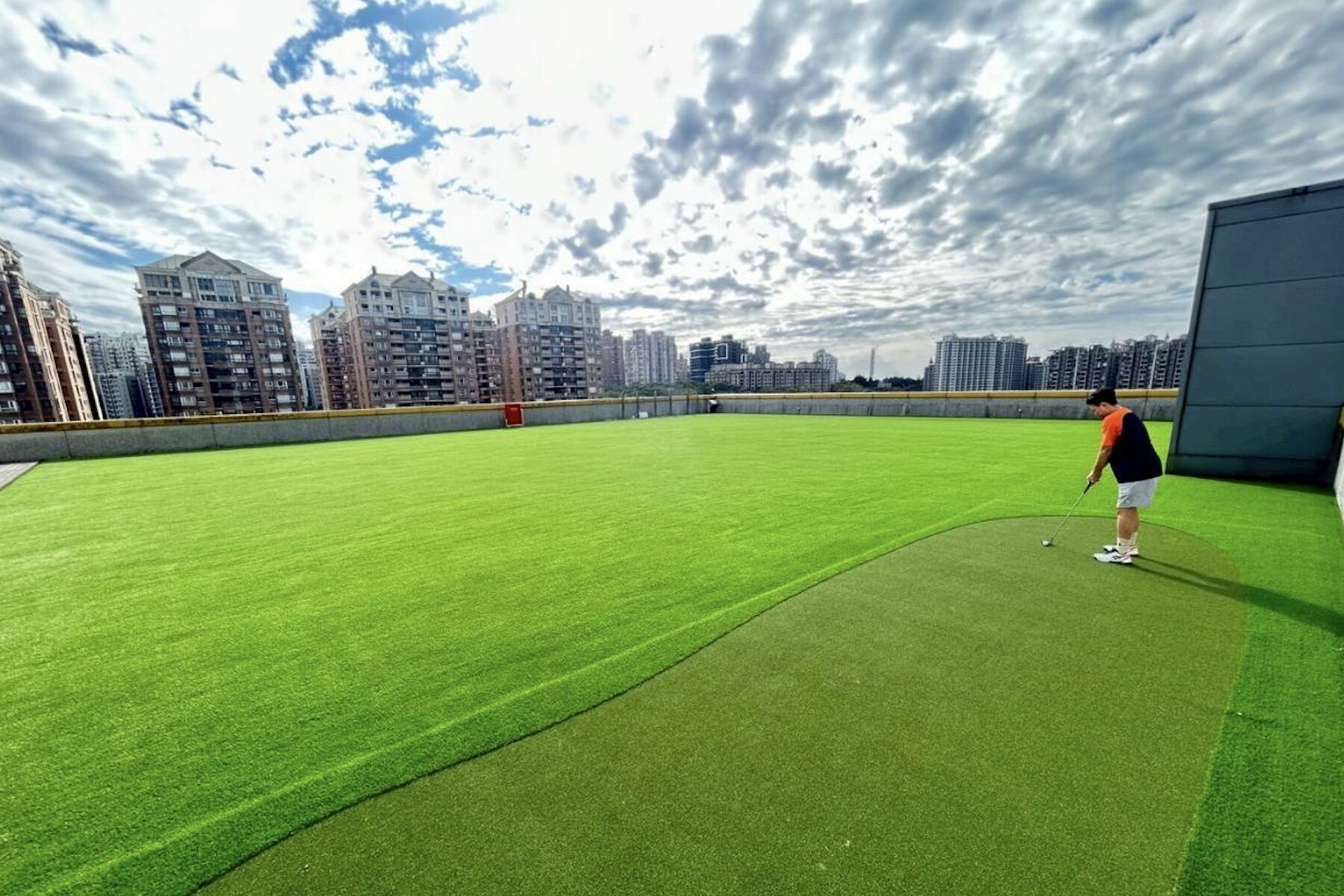 淡水運動中心 1/5 煥新回歸     頂樓「戶外高球推桿場」亮相     試營運一週免費體驗