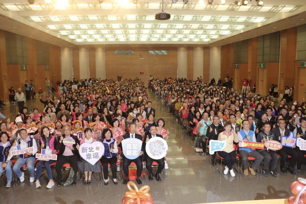 新北表揚 116 處績優老人共餐單位     侯友宜親頒獎金感謝基層溫暖陪伴