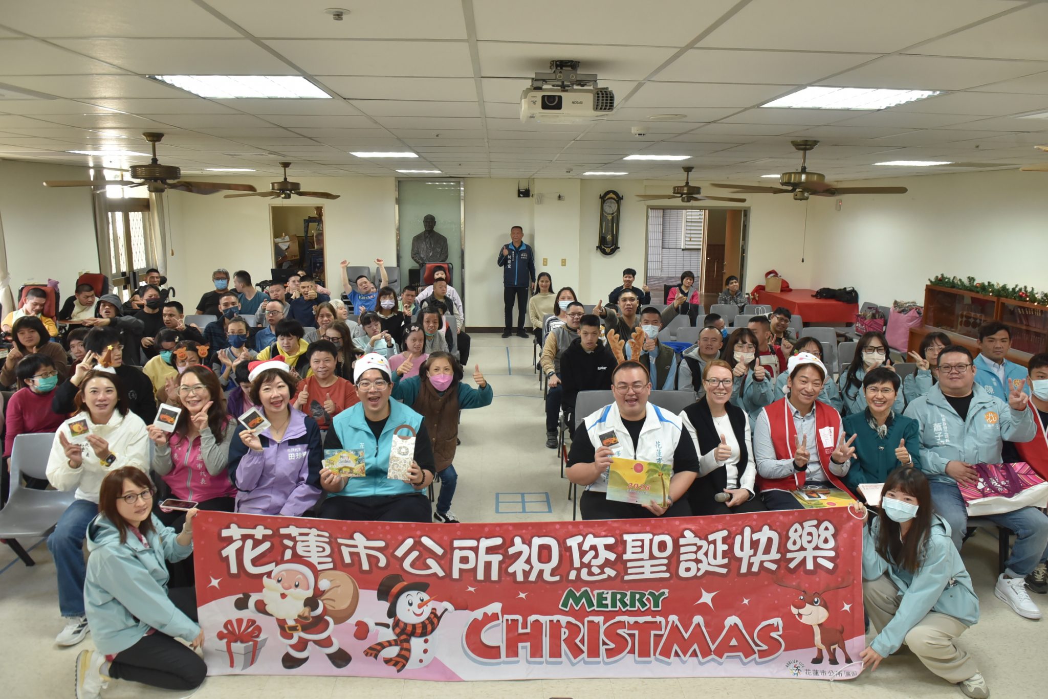 花蓮市公所聖誕愛心列車  駛往社福機構送耶誕禮物