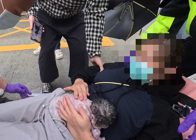 影音/孕婦急產 宜蘭消防現場即刻接生護母子平安