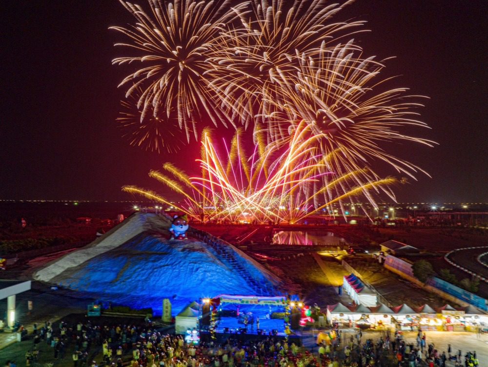 七股鹽山變身白色聖誕村!  全日吸引3000人齊聚同樂  共賞絢麗煙火