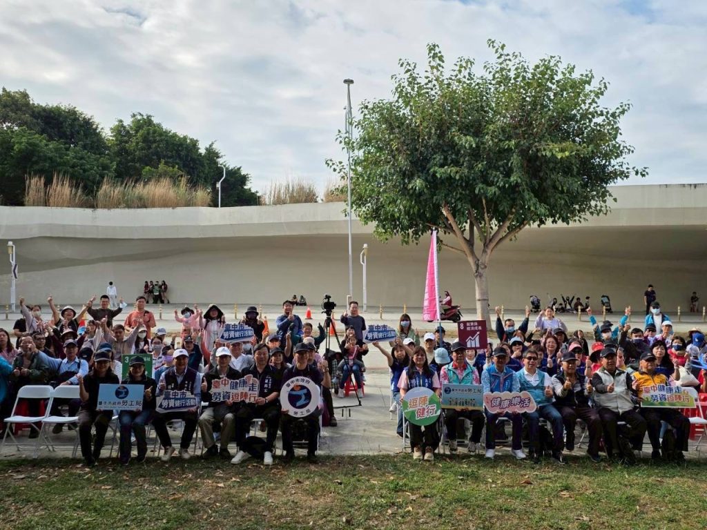 中市勞資健行活動今吸引逾千人參加健行
