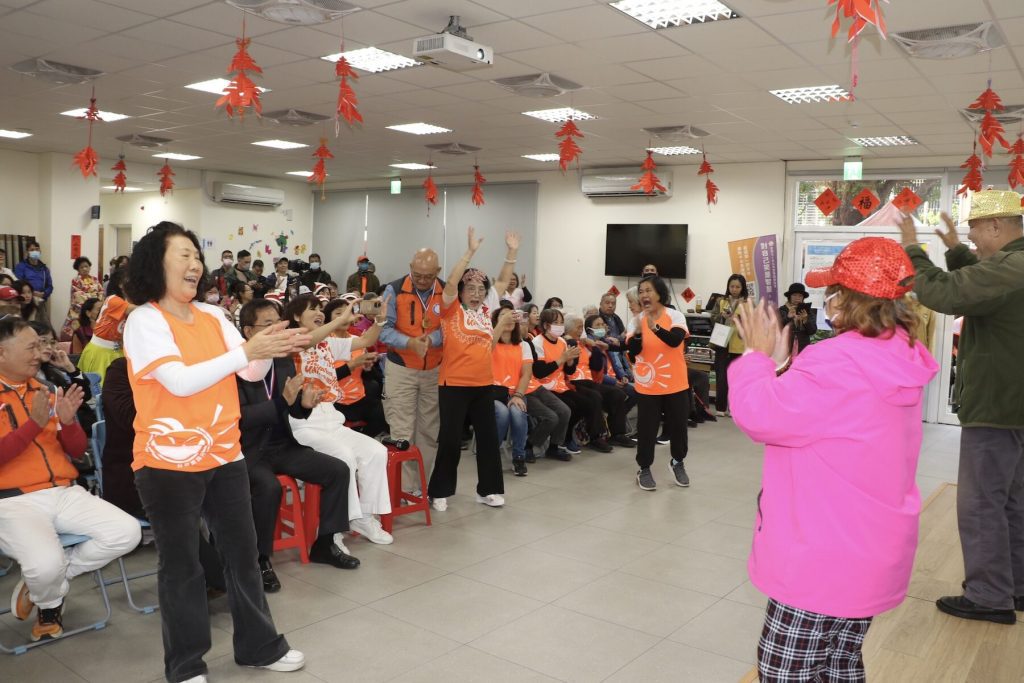 新北愛笑瑜珈協會成果發表會！「愛笑力」助長輩身心健康、延緩失智失能