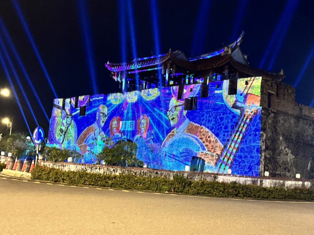 恆春夜未眠　點亮古城南門光雕展