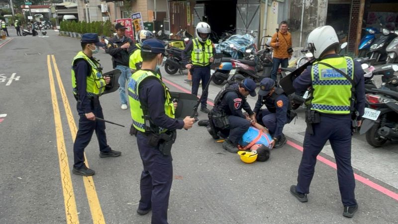 屏東警、站聯合演練！模擬火車站揮刀騷亂　快打警力迅速制伏　警籲落實「逃、躲、報」