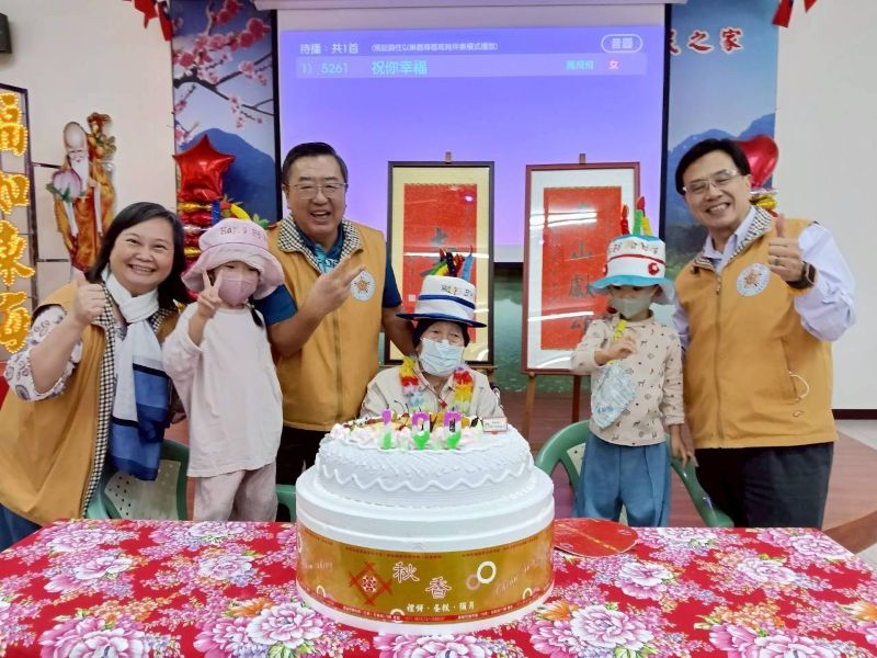 高雄榮家百歲人瑞梁爺爺嵩壽　眾人祝福獻溫馨