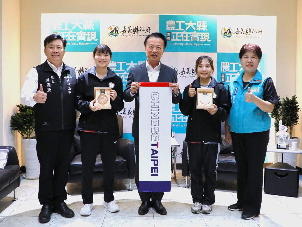 竹崎高中選手揚威聽奧　江巧羽、蕭安宇奪羽球團體銅牌