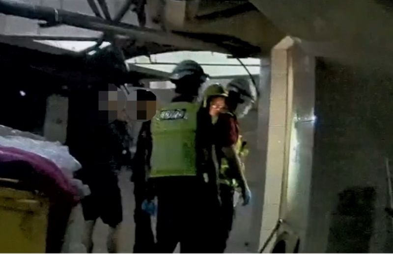 民眾受困電梯　內埔警消防協助脫困