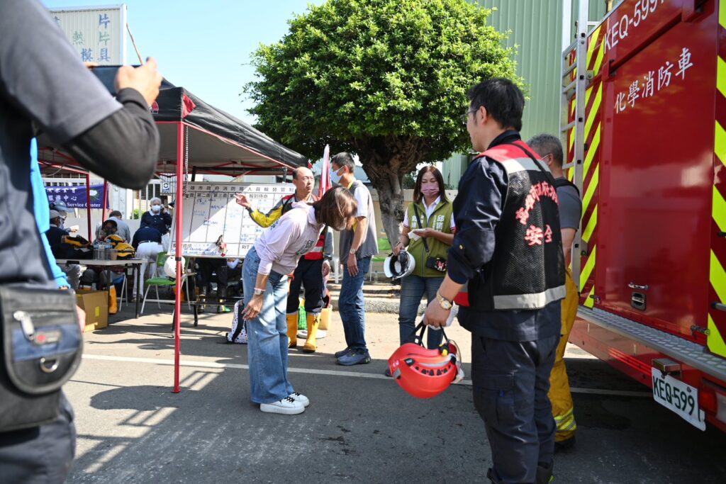 大發工業區火災撲滅　邱議瑩送蠻牛慰勞消防英雄：辛苦了