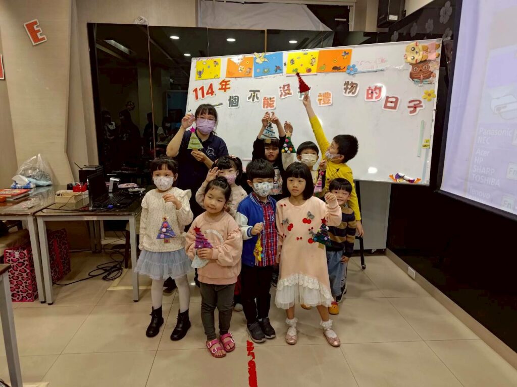 一個不能沒有禮物的日子！　高市圖小港分館歡慶聖誕節活動好暖心