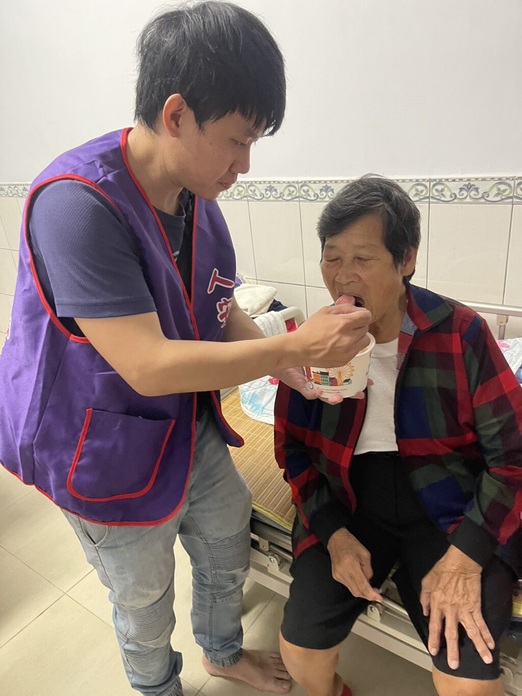 夜再深，人安為弱勢黑暗中點亮希望