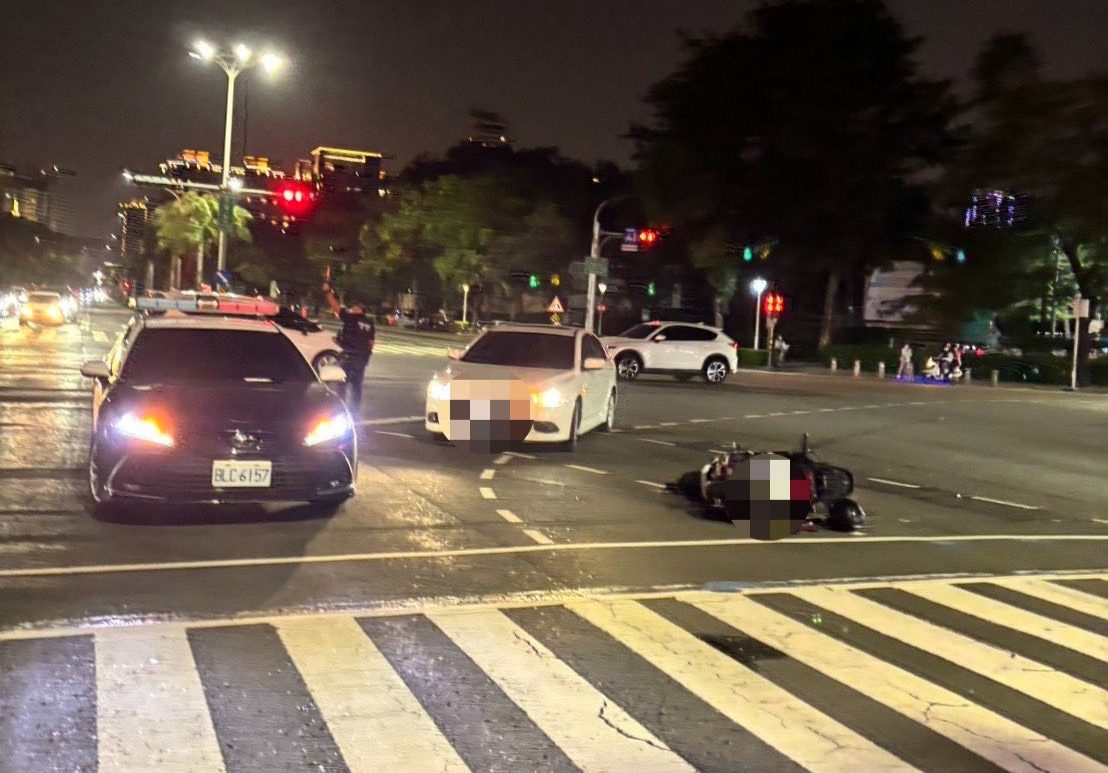 高市五福一路與民權一路口自小客與機車碰撞騎士受傷送醫　新興分局查處