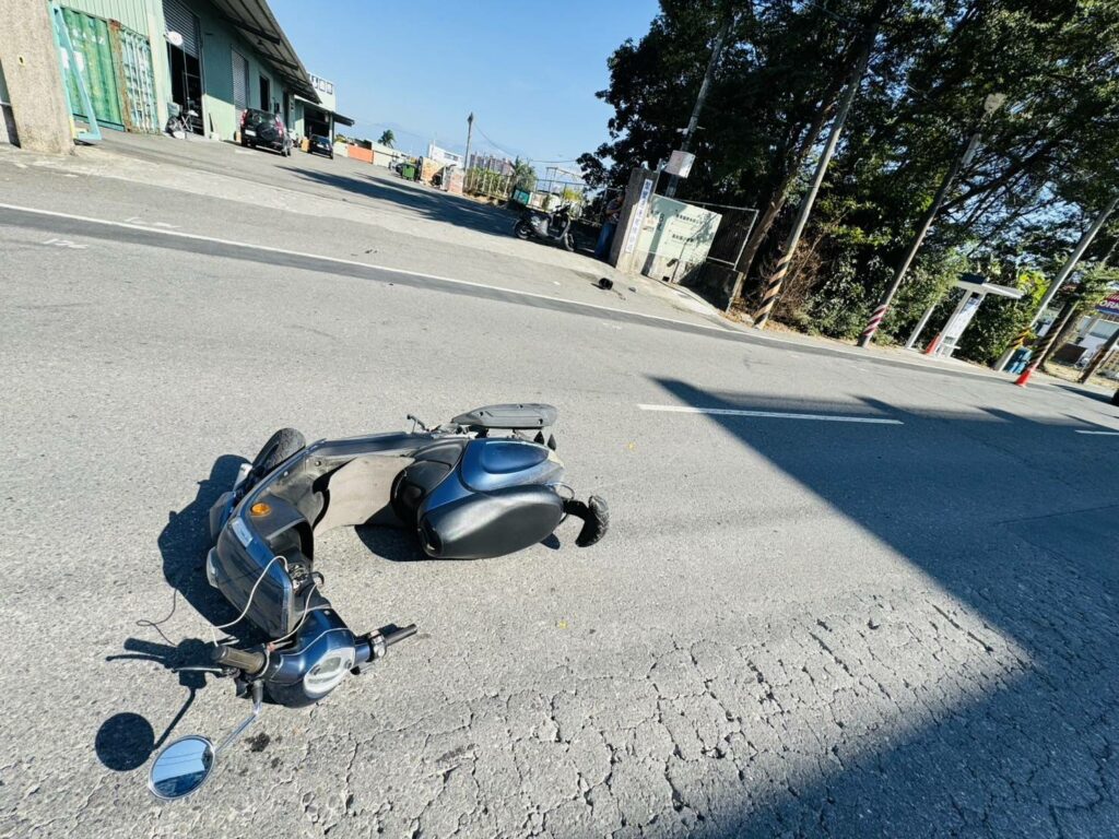 大寮區鳳林三路發生嚴重交通事故　一死一重傷　