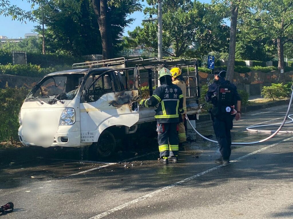 高市小港區金府路小貨車發生火燒車無人傷亡