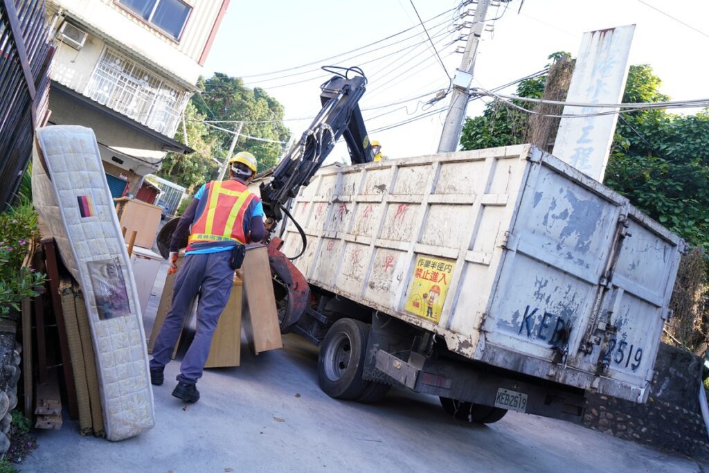 民眾錢包恐要失血了！ 環保局處理廢棄物新增「以件計價」及「隨袋計價」