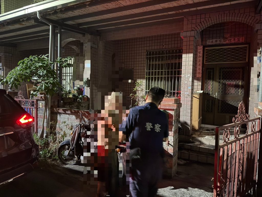 失智翁迷途徘徊公墓農地　內安警護送平安返家